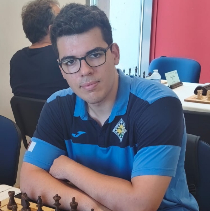Jugador de ajedrez concentrado ante el tablero